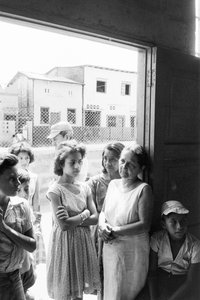 Donne ecuadoriane in attesa ansiosa di incontri con il personale medico della nave ospedale SS Hope da Ted Spiegel