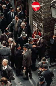 Mercato delle materie prime del venerdì con agricoltori e altri uomini con cappelli