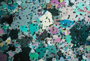 Cristalli di ghiaccio in un nucleo riflettono colori a diversi angoli da Ted Spiegel