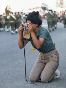 Donna israeliana fotografa la parata militare di Pasqua a Gerusalemme