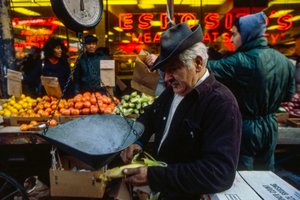 Uomo che sbuccia una pannocchia di mais al mercato, Philadelphia
