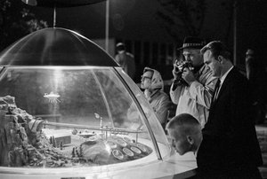 Modello di concetto futuro per il trasporto alla Fiera Mondiale di Seattle da Ted Spiegel