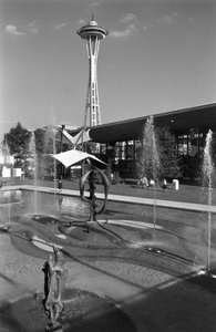 Piscina, fontana, scultura e Space Needle alla Fiera Mondiale di Seattle
