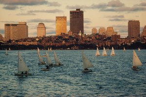 Barche a vela al tramonto nel Charles River Basin, sotto Beacon Hill da Ted Spiegel
