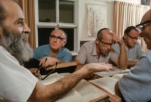 Discussione talmudica in un kibbutz da Ted Spiegel
