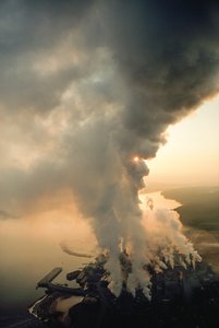 La cartiera di MacMillan Bloedel Ltd. emette fumo nel cielo