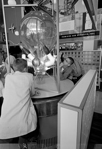 Visitatori alla Fiera Mondiale di Seattle del 1962 ammirano un