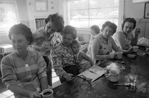 Donne al bancone chiacchierano durante la colazione in una tavola calda in Oregon