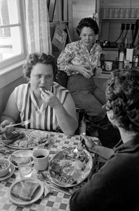 Donne chiacchierano durante la colazione in una tavola calda in Oregon