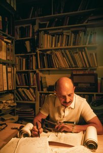 Yigael Yadin, archeologo, soldato e politico israeliano esamina una copia del tempio da Ted Spiegel