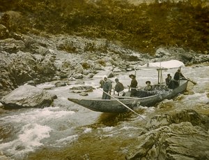 Una barca nelle rapide del fiume Hozu, Kyoto, 1900-1915 circa (fotografia)