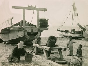 Una famiglia di pescatori in Giappone tra il 1900 e il 1915 (fotografia) da Teijiro Takagi