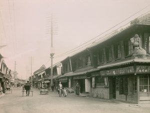 Una strada commerciale nel quartiere Motomachi di Kobe, circa 1900 - 1915 (fotografia) da Teijiro Takagi
