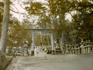 Ingresso del Santuario delle Lanterne nel parco Kasauga Taisha, Nara, 1900-1915 circa (fotografia)