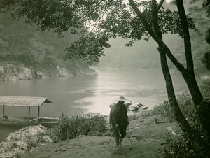 Pescatore presso il fiume Hozu, distretto di Arashiyama, Kyoto, 1900-1915 circa (fotografia) da Teijiro Takagi