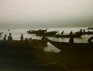Pescatore giapponese in mare, 1900-1915 circa (fotografia) da Teijiro Takagi