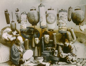 Ritratto di fabbricante giapponese di lanterne e ombrellini, 1900-1915 circa (fotografia)