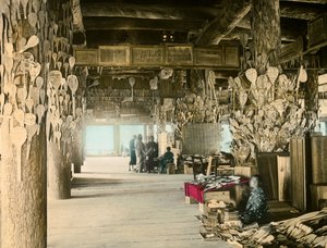 Venditore di cucchiai di riso nel Padiglione dei Mille Tatami, Miyajima, 1900-1915 circa (fotografia) da Teijiro Takagi