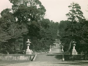 Scala di pietra che conduce alla tomba di Hideyoshi Toyotomi, Kyoto, 1900-1915 circa (fotografia)