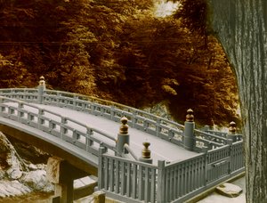Lo Shinkyo (ponte sacro) nella città di Nikko, circa 1900 - 1915 (fotografia)