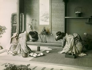 Due donne giapponesi in costume tradizionale si salutano prima della cerimonia del tè, circa 1900 - 1915 (fotografia) da Teijiro Takagi
