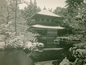 Veduta del Ginkaku-ji sotto la neve a Kyoto, circa 1900 - 1915 (fotografia) da Teijiro Takagi