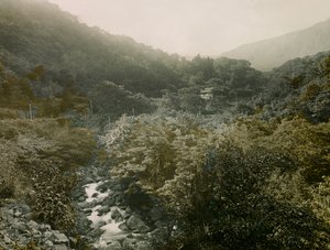 Veduta del villaggio di Miyanoshita sulle montagne di Hakone, circa 1900 - 1915 (fotografia)