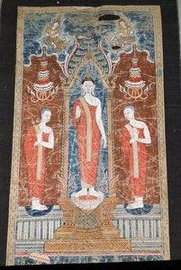 Stendardo raffigurante Buddha in piedi con due discepoli, stile Ratanakosin da Thai School