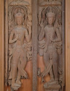 Pannello di un cancello con due Deva (legno)