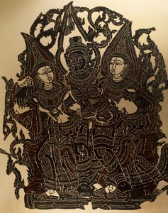 Scena dal teatro delle ombre Nang Yai che rappresenta Dasakantha e le sue mogli, pannello in pelle intagliata, Thailandia da Thai School