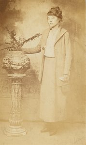 Cartolina Fotografica di una Donna, 1918-1930 da The Rex Photo Studio