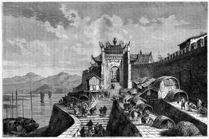 Vista della Porta di Shanghai sul fiume Huangpu, Cina negli anni 1870-1880. Incisione da un disegno di Weber, in "Le Tour du Monde, Nouveau journal des Voyages", a cura di Edouard Charton, Parigi