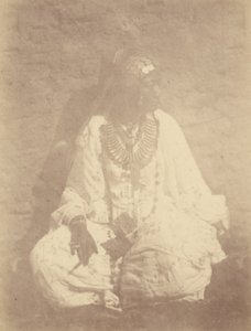 [Ritratto di donna nordafricana seduta contro un muro]. da Théodule Devéria