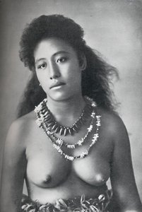 Una bellezza samoana, con collane di denti e conchiglie, 1902 da Thomas Andrew