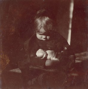 Betty Reynolds con bambola in grembo da Thomas Eakins