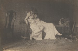 [Due studentesse in costume classico nello studio di Eakins]. da Thomas Eakins