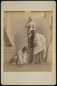 [Due studenti maschi in costume greco davanti a un calco di Afrodite nella sala dei calchi dell
