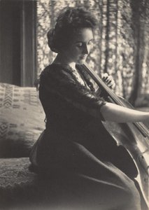 Donna che suona il violoncello