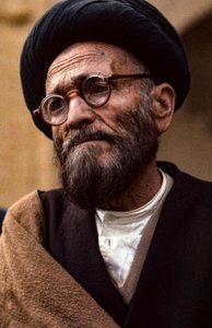 Chierico sciita iraniano con occhiali e turbante