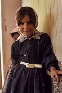 Giovane ragazza iraniana in abito e sciarpa da Thomas J. Abercrombie