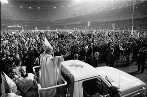 La prima visita di Papa Giovanni Paolo II negli Stati Uniti allo Yankee Stadium da Thomas J. O