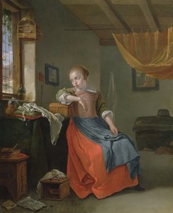 Donna seduta in un interno che guarda fuori dalla finestra