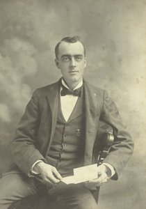 Ritratto senza titolo di uomo seduto, 1880-1899 da Thompson Studio