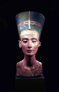 Busto di Nefertiti (c1370- c1330 a.C.) Grande Sposa Reale del faraone egiziano Akhenaton. Nefertiti e suo marito erano noti per una rivoluzione religiosa. Iniziarono a venerare un solo dio, Aton, il disco solare. da Thutmose Thutmose