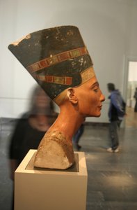 Busto di Nefertiti (c1370- c1330 a.C.) Grande Sposa Reale (consorte principale) del faraone egiziano Akhenaton. Nefertiti e suo marito erano noti per una rivoluzione religiosa. Iniziarono a venerare un solo dio, Aten, il disco solare.