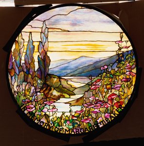 Finestra con tramonto e montagne, Tiffany Studios, c.1900 da Tiffany Studios