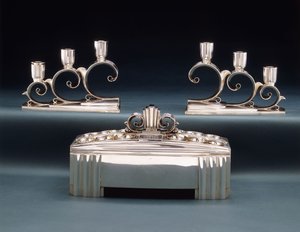 Un centrotavola espositivo di Tiffany & Co. e due candelabri a tre luci, realizzati per la Fiera Mondiale del 1939, c.1939 da Tiffany and Company