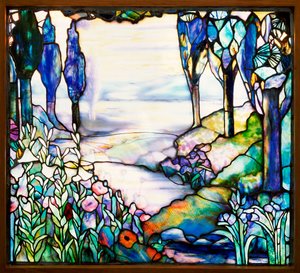 Finestra paesaggistica raffigurante un fiume serpeggiante da una catena montuosa lontana al crepuscolo, con cipressi, gigli, papaveri e iris, c.1915 da Tiffany and Company