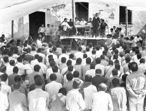 Incontro dei campesinos: Al tavolo Xavier Guerrero e Julio Antonio Mella, Jalapa, Messico, 1927 da Tina Modotti
