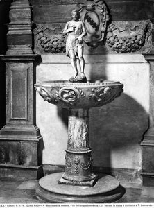 Acquasantiera sormontata da una statuetta di Giovanni Battista, Basilica di S. Antonio, Padova da Tullio Lombardo